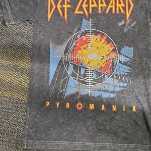 Def Leppard T-Shirt Men's Size Small, Dark Stone Washed Color.